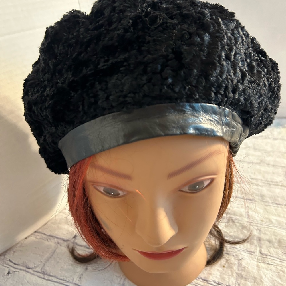 VTG ANNE KLEIN FOR ARIS BLACK CRUSHED VELVET LIKE LEATHER BAND BERET